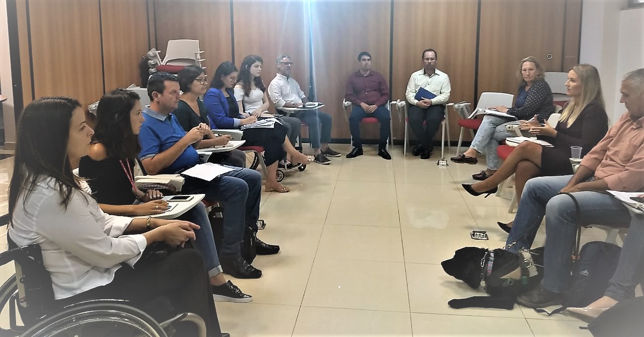 Integrantes do grupo SC Acessível em reunião na sala do Ministério Público de SC
